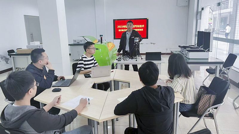 为了延长职业培训资格证书的有效期，持证人可以通过以下途径：